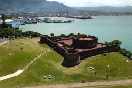Un bastión histórico frente al mar en la ciudad de Puerto Plata